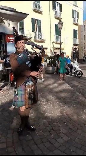 Suonatore di cornamusa a matrimonio scozzese, Sorrento. Nick MacVicar Napoli, Campania