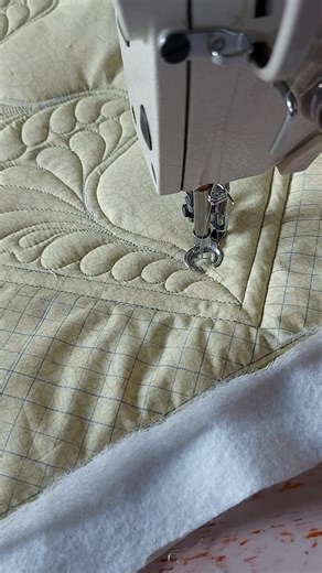 No es magia...es acolchado libre ! Cualquier máquina de coser que tenga puntada recta puede acolchar cuando se le coloca el prensatelas de acolchado libre o darning foot. Hay reglas que debes aprender... Hay materiales que debes conocer... Hay técnica que debes descubrir... No es algo imposible. Debes capacitarte y practicar con constancia Bienvenida a mi mundo, bienvenida a GENERANDO BLOQUES | Generando Bloques