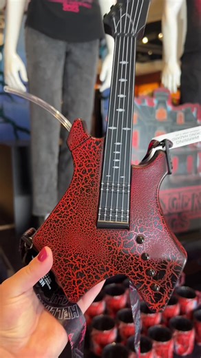 Eddie Munson Guitar Sipper at Universal Studios Hollywood! 🎸#hellfireclub #strangerthings #eddiemunson #horrornights #horronightshollywood #universalstudios #universalstudioshollywood