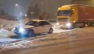 ❄️⚠️ Le Haut-Doubs en hiver, c’est aussi ça 🏔 📌 Vu hier à Morteau... Un poids lourd en grande difficulté, tracté par une voiture !😂😂 Bravo au conducteur pour sa générosité ❤️ | Info Routes Haut-Doubs 25
