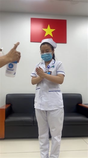 [VIDEO DỰ THI TUYÊN TRUYỀN VỆ SINH TAY] 🌟 PHÒNG ĐIỀU DƯỠNG THÔNG ĐIỆP RỬA TAY 6 BƯỚC TRONG CƠ SỞ Y TẾ Rửa tay đúng cách là biện pháp đơn giản nhưng đóng vai trò then chốt trong phòng ngừa lây nhiễm chéo tại các cơ sở y tế. Nhân viên y tế cần thực hiện rửa tay 6 bước theo hướng dẫn của Bộ Y tế: 1. Xoa hai lòng bàn tay vào nhau. 2. Xoa lòng bàn tay này lên mu bàn tay kia và ngược lại. 3. Xoa hai lòng bàn tay vào nhau, miết kỹ các kẽ ngón tay. 4. Chà mặt ngoài các ngón tay này vào lòng bàn tay kia