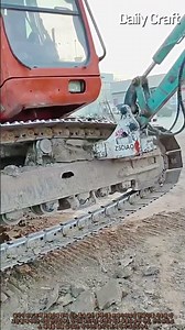 굴삭기 하부 트랙 브레이커 활용 이물질 제거 작업 과정 #worker #process #excavator #construction #machinery