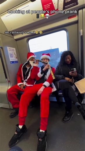 🎄Looking other people’s phone prank🤣 #christmas #funny #fpy #prankvideo #LiveOutlandish