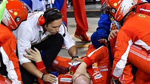 Ferrari mechanic break leg during Bahrain F-1 pit stop! (warning: distressing video) - ProtoThema English