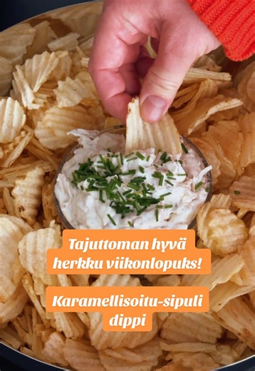 Viikonlopun herkkuhetkiin tästä resepti talteen! 🧅 Karamellisoitu-sipuli-dippi 🧅 2 isoa sipulia 1,5 dl kermaviiliä 1,5 dl tuorejuustoa 0,5 dl majoneesia 50g voita 1 rkl rypsiöljyä 1/2 tl suolaa valkosipulijauhetta mustapippuria ruohosipulia Pilko sipulit. Lisää lämpimälle pannulle öljy, voi ja sitten vielä sipulit. Anna karamellisoitua rauhassa, meillä karamellisoitumiseen meni noin 30 minuuttia. Pidä liesi keskiteholla. Mausta sipuli suolalla ja pippurilla. Jäähdytä sipulit hyvin sen jälkeen 