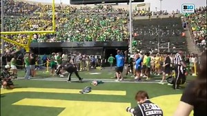 Oregon Duck's mascot head falls off before season opener vs Montana State