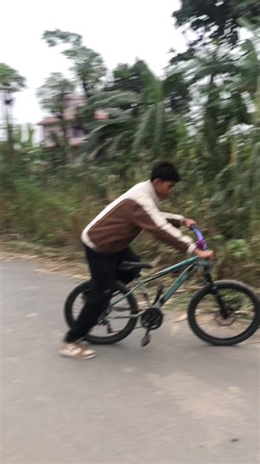 Exploring Cycling Adventures Through Mini Vlogs