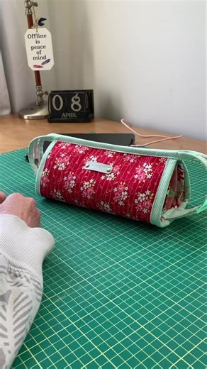 All done! ❤️ So happy with how this STB (Sew Together Bag), turned out! I’m in love with these beautiful prints & colours!! 🥰 Enjoy your afternoon! 🌞 | Carla's Creations