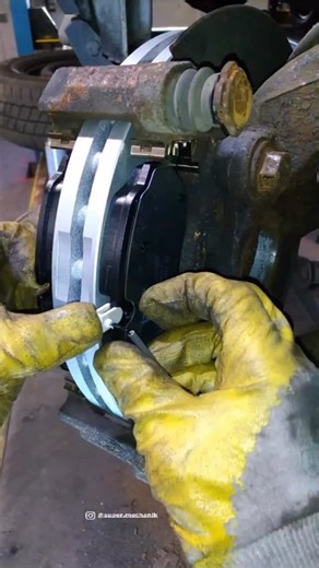 GOLDEN HANDS MECHANIC 😉 on Instagram: "Why This Transit Brake Job Turns Into a Battle! • In this video, we replace the front brake discs and front brake pads on a Ford Transit. The vehicle had been sitting for a long time after an accident, which caused the brake discs to become completely rusted. The corrosion penetrated deep into the metal, making resurfacing pointless, even though the discs still appear visually acceptable in thickness. • One of the key design features of the Ford Transit’s 