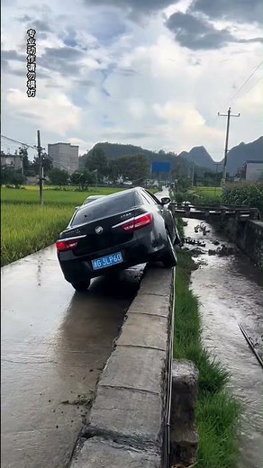Rainy days make roads slippery, drive safely #Drive Safely #Traveling in Rain #automobile #rainyroad