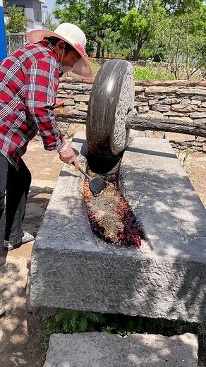 Beautiful Earth 🌏 on Instagram: "Watch how they grind and make powder 😍! Follow @beautifulearthium 🌏"