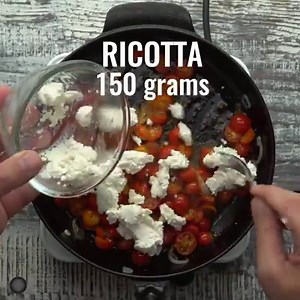 🍕 Want restaurant-quality pizza at home? Start with this deliciously fresh, hearty and chunky pizza sauce that is an explosion of awesome flavours 💖🍅 Superb taste, and so easy! See Full Recipe: http://bit.ly/2xfXQCW | Yummefy