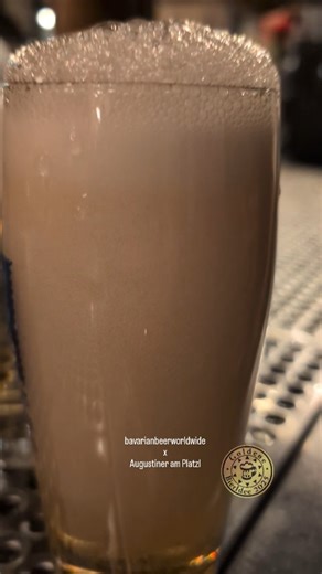 Thomas Götz - Bierlehrer on Instagram: "Profis am Werk! Am Platzl wird sauber ausg'schenkt👌 Schaumig schee @hajratne😬 #bier #beer #amplatzl #münchen #bayern"