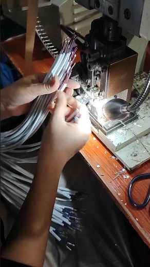LED power cable with manual crimping terminals