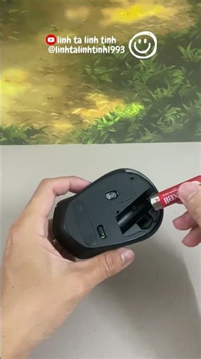 Changing a Wireless Mouse Battery… Still Confusing in 2025? 🖱️😏 #LifeHack #FunnyShorts #TechTips