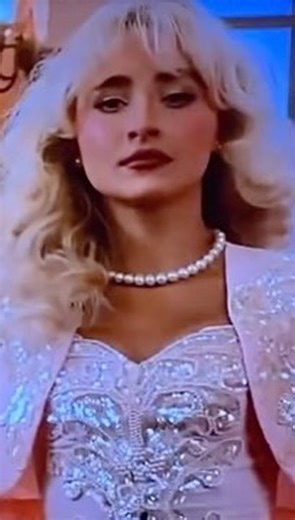 Sabrina Carpenter Italia 🇮🇹 on Instagram: "Nuovo teaser con Sabrina Carpenter e Seth Rogen dello speciale per il 50esimo anniversario di “The Muppet Show”, che uscirà ufficialmente il 4 febbraio su @disneyplus 🐷💗 SABRINA E MISS PIGGY: ICONE #sabrinacarpenter #misspiggy #mspiggy #themuppetshow #themuppets #muppets #disneyplus"