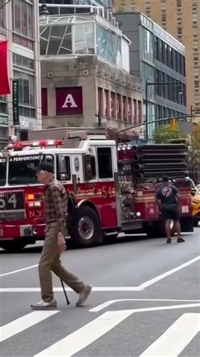 FDNY Battalion 9 and Engine 54 arrives at quarters
