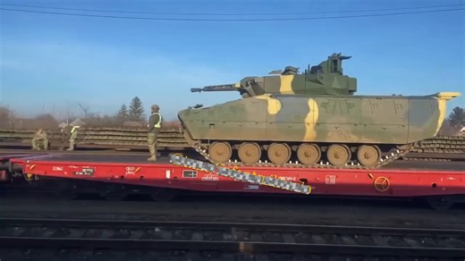 罕见同框！匈牙利 BTR-80 与德国山猫战车尺寸直观对比 美军加油机动态