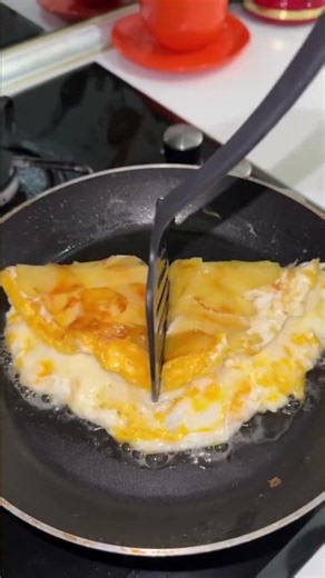 Quick 5 Minute Breakfast: Crispy Potato Egg Cheese Skillet! 🔥