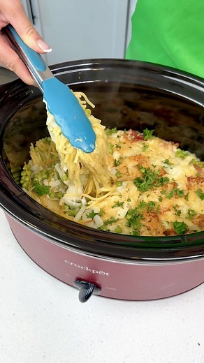 76K views · 479 reactions | Easy 5 ingredient crockpot dinner! I make a slow cooker one-pot spaghetti carbonara with cream of chicken, cheese, crispy bacon, sweet peas, and onions. | Amy's Kitchen | Facebook