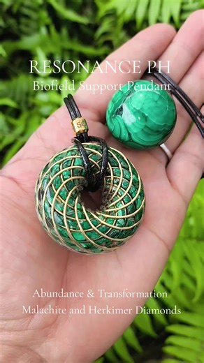 A Resonator is an energy device that harmonizes your biofield using two technologies: Toroidal Field Frequency Generators – create a natural, circulating energy field that supports balance and coherence. Pulse Electromagnetic Field (PEMF) – sends gentle pulses that help recharge cells and improve energy flow. Result: clearer energy, better alignment, and enhanced overall well-being. #wellness #spirituality #crystals #awakening