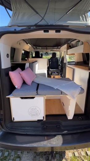 CAMPERS BCN on Instagram: "Citroën Jumpy, camperización Fuerteventura modificada totalmente a medida para nuestro cliente.🚐💨 🛠️ ¿Qué le hicimos? • Techo elevable SCA para ganar amplitud y comodidad. • Camperización Fuerteventura personalizada al 100%: práctica, versátil y adaptada a su estilo de viaje. • Aislamiento completo + instalación de suelo. • Batería de litio Victron 100Ah + cargador exterior para una autonomía superior. 🔋 • Calefacción estacionaria, ideal para disfrutar del invierno