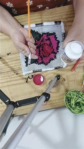 O processo de bordar uma rosa na talagarça#feitoàmão #artesanato #artesanatobrasil #