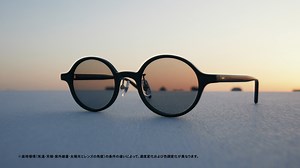 JINSの新しいレンズ「可視光調光レンズ」本日より全店で発売🌞 https://www.jins.com/jp/lens/colorcontrol/ ㅤㅤㅤㅤ メガネは、太陽光を操れるだろうか。 可視光調光レンズ。 可視光線と紫外線を感知、 カラー濃度が⾃然に変化する、JINSの新しいレンズ。 遮光空間ではクリアに。 屋外やクルマのなかではサングラスに。 どんなあなたも、 もう太陽の光に惑わされない。 さぁ、確かなレンズを。 あなたがみるのは、 レンズを通した世界なのだから。 レンズは、ジンズ。 | JINS