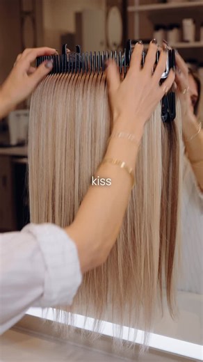 Orahhair | Luxury Hair Extensions on Instagram: "Our Founder Alexandra favorite two row blonde combo when lasting dimension is the goal! Bottom row Tiramisu for depth Oat Milk to soften and brighten Top row Mink at the base Sugar Cookie to catch the light “I always skew my blondes a touch darker because wefts fade lighter over time. This gives me built in insurance so everything still blends perfectly at the next appointment.” What's your favorite combo?"