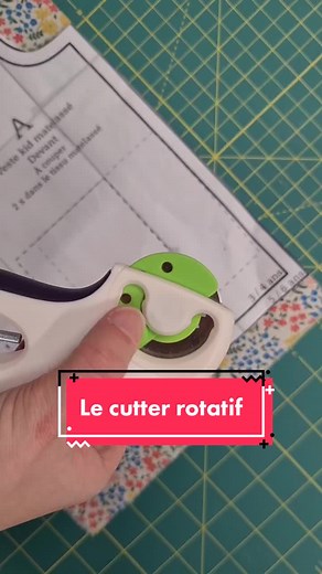 Le cutter rotatif pour une coupe précise et sans à-coup ✅ Nos conseils ? Pour un tracé droit régulier : on coupe le long d'une règle épaisse. Pour des tracés arrondis efficaces : on marque à la craie en amont. Dans les deux cas, attention aux doigts. Et vous, des astuces à nous partager pour bien utiliser le cutter rotatif ? 🤩 #mondialtissus #couture #tissu #astuce #tips #foryou