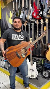 La AW54-12 de Ibanez es una docerola de 12 cuerdas con ese sonido amplio, brillante y poderoso que tanto buscan para norteño, sierreño y acompañamientos llenos. Su construcción sólida y acabado natural le dan presencia, resonancia y un tono muy cálido. ✨ Características principales: • Docerola acústica de 12 cuerdas • Tapa de okoume sólido • Cuerpo y mástil de okoume • Diapasón y puente de laurel • Sonido fuerte, claro y envolvente • Ideal para acompañamiento y requintos 📍 Disponible en DT Musi