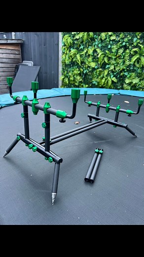 Punt pod on steroids Wider stance Lowered fixed front Extendable rear end 12" buzzbars 15" centre bars Extra set of 8" uprights to get tips pointing up up up Carbon,black and green 🍏 | Dobbins Bobbins