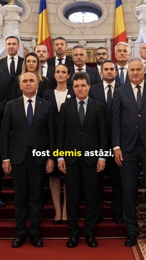 Guvernul Bolojan a fost demis astăzi. 281 de voturi — PSD și AUR au votat împreună și au dat jos primul premier care a avut curajul să facă ce nimeni nu a vrut: să taie privilegiile, să oprească banii publici către firmele de stat căpușate, să înceapă reformele reale. 🇷🇴 A moștenit cel mai mare deficit din UE — 9,3% din PIB. A început să-l repare. Și exact când lucrurile se mișcau în direcția bună, PSD a decis că e suficient. Acum România rămâne cu un guvern interimar și cu o întrebare fără ră
