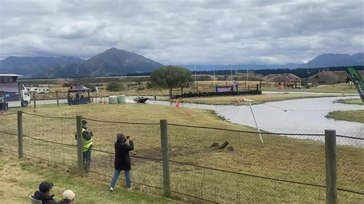 The sun has come out and things are starting to heat up, both on and off the track. Kris and Holley getting into it for their 3rd qualifying run. New Zealand Jetsprint Association Wanaka Jetsprints | Sprintec