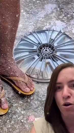 por eso sale percudida la ropa ,antes de quitarle la carcasa desconectarla evitas un corto 😊