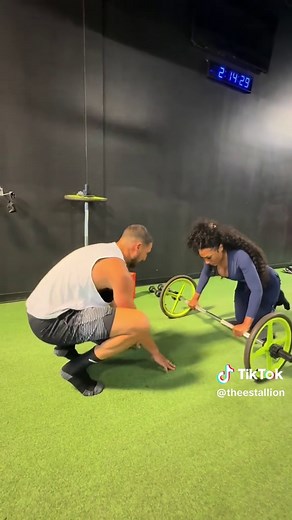 Not I got him working out with no shoes on lol 🏋🏾‍♀️🏋🏽 | Klay Thompson