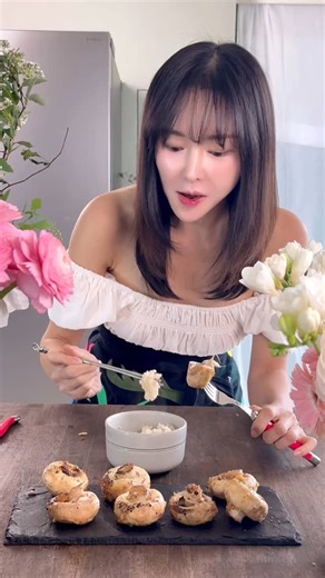 88bbong | 🍄식재료의 있는 그대로의 맛이 중요한 이슈로 소금과 후추만으로도 충분한 점 참고바랍니다 . 감사합니다. 🍄‍🟫 ✔️영상에는 안나왔지만 버터와 마늘 넣는것도 강추야. 기요미들 밥 반찬으로 먹으려면 작은 버섯을 사는걸 추천해. 소금간도 좀... | Instagram