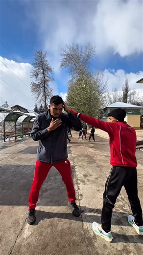 Perbati Ina on Instagram: "Level Up Your Game!🥊 Belajar langsung teknik bertahan dan serangan balik bareng @maikhel_r_muskita & @diokbnu22 Karena di ring, pertahanan yang baik adalah awal dari kemenangan. Tag partner latihan kamu di kolom komentar! 👇 #PERBATI #TinjuIndonesia #indonesiaBoxing #indonesiajuara #defendandcounter"