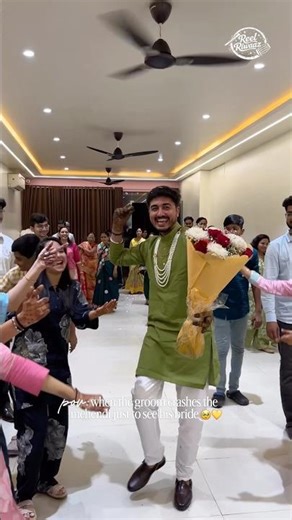 Groom crashes bride’s mehendi🤭 #wedding #funny #suprisedance #bride #groom #love #mehendidance