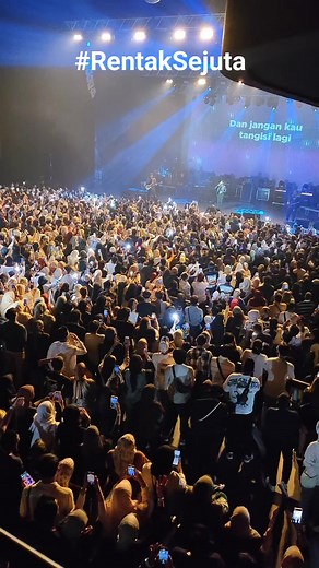 Snippet from the Open Act for ST12 Live Concert in Kuala Lumpur. (Video Credit - Anastasia @ Rentak Sejuta: Southeast Asia's #1 Music & Performing Arts News Site (C) 2023). #ST12 #ST12Band #ST12LiveConcert #ST12LiveConcertInKualaLumpur #MyLegacyEntertainment #RentakSejuta #ArisIdol #FirmanSiagian #Hazama Konsert ST12 live in Kuala Lumpur Zepp Kuala Lumpur | Rentak Sejuta: Southeast Asia's #1 Music & Performing Arts News Site | Facebook