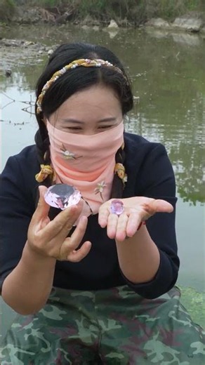 Giant clams, collecting pink pearls and gemstones