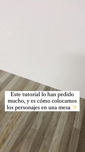 Este tutorial nos lo han pedido mucho, así que aquí les explicamos cómo hacer la base para colocar personajes en tu mesa de celebración 🎉💛 Para la base usé cartulina Maule, o puede ser cartón cartulina, y la medida es de 4x4x4x4x1 ✂️ ¿Los harías? 🦁🦒 #2inspiradas #manualidadesfaciles #papeleriabonita #papeleriacreativa