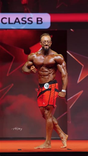 Dietitian | Personal Trainer on Instagram: "Retour vidéo de mon passage sur la dernière compétition à Prague en Men’s Physique Class B au @evls_prague_pro_official 🇨🇿 Une version plus pleine, plus maîtrisée, plus confiante. Ce qui m’a permis de décrocher enfin la 1ere place 🥇du podium et mon retour sur scène à l’overall où je ne remporte pas la carte pro face au gagnant de la classe C qui était juste incroyable ! 4 eme compète de la saison et chaque passage est une étape, chaque scène une leç