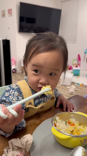 My 2 year old uses her pororo chopsticks!#pororo #chopsticks #toddler #toddlerusingchopsticks #amazing #kbaby #cute