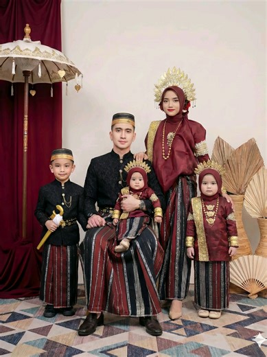 Open edit Foto AI/Chat GPT : Foto keluarga Foto Couple Foto Sendiri dan lain sebagainya (sesuai request) Bebas pilih tema : Studio/Outdoor/Indoor/Prewedding/Baju adat/Santai/Casual, dll #Family #fuji #bugis #prompt #geminiai