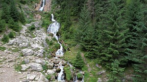 💯 🎥 Superba Cascada Cailor din Parcul Național Munții Rodnei într-o filmare aeriană realizată de colegul nostru, Ioan Muntean, de la administrația acestui parc. 🟢 Izvorul se scurge în mai multe trepte peste un abrupt calcaros denumit Podul Cailor formând astfel cea mai înaltă cascadă din România care are 90 de metri înlățime. 🟢 Cascada Cailor se află la altitudinea de 1300 metri și este situată în partea de Nord-Est a Munților Rodnei, aproape de stațiunea turistică Borșa, în Rezervația Piatr