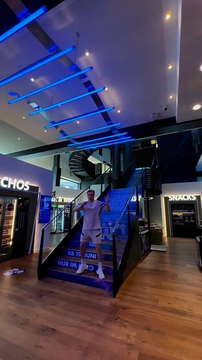 Mit wem muesch det ane? 🎥 @bluecinema.ch #bluecinema #abaton #zürich #kino #imax #erlebnis #4dx #firstlounge #exklusiv #beste #freizeit #aktivitäten #ausflug #tipps #idee #schweiz | Der Praktikant