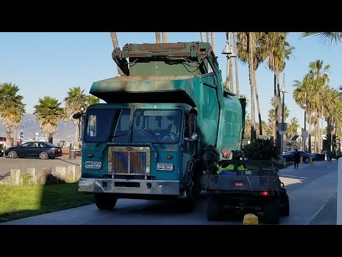 Diesel Peterbilt 320/Amrep FL Garbage Truck on Manual Trash in Venice Beach (CA)!