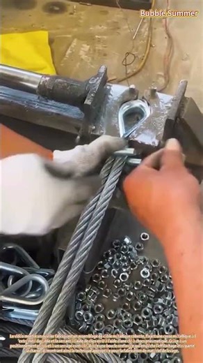 Assemblage d'une élingue en câble métallique avec cosse et clips