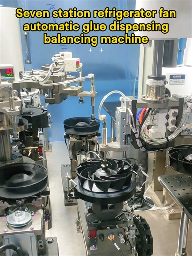Working video of seven station turntable-type automatic glue dispensing balancing machine for fan blade - Zero Dynamic. Equipped with an integrated conveyor belt, the equipment enables robotic automatic loading/unloading for easy connection to automated production lines. It automatically completes balancing testing, flipping, double-plane glue dispensing correction, and automatic re-testing, with automatic separation of qualified and unqualified products. Zero Dynamic automatic glue dispensing b